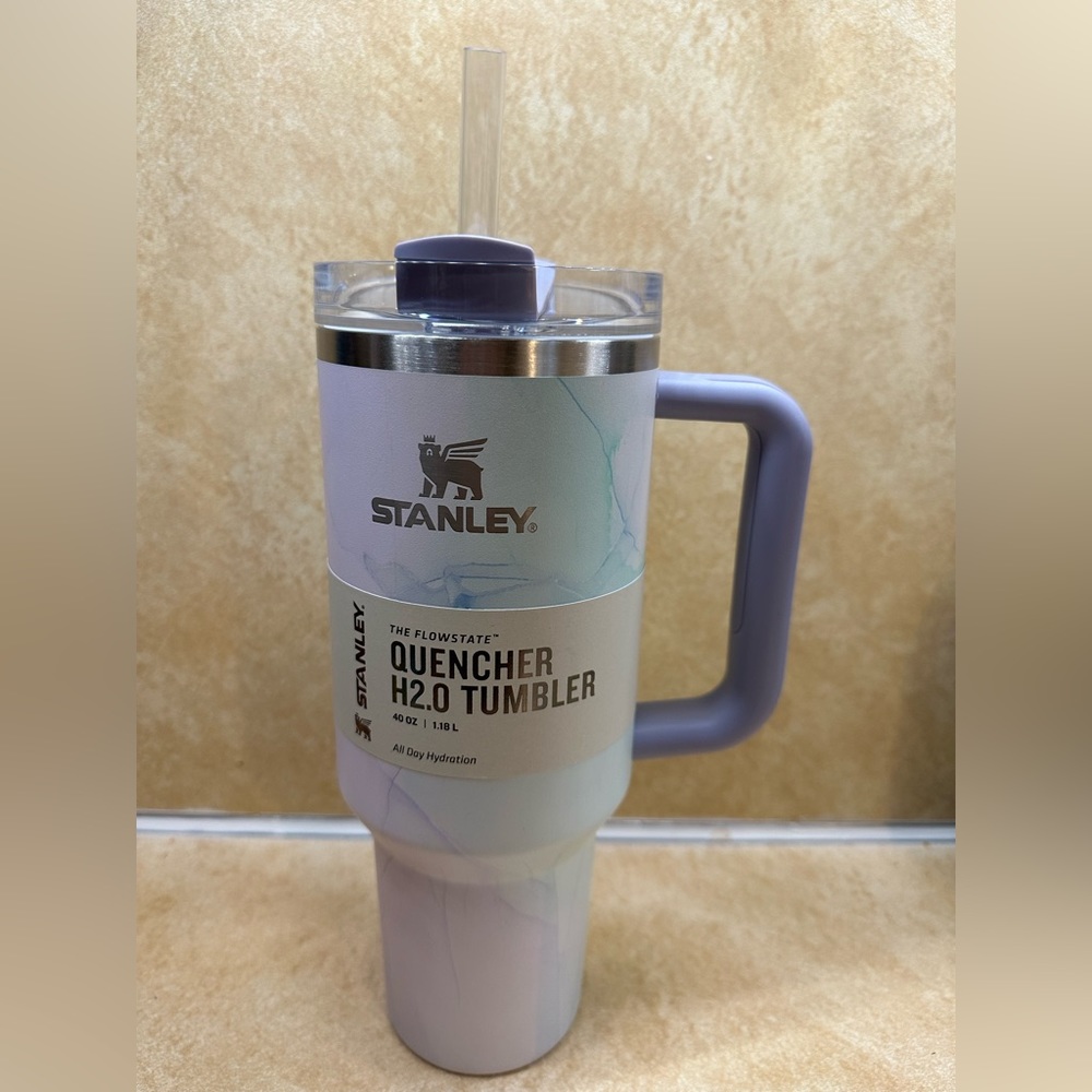 Stanley 40 oz Stainless Steel H2.0
Flowstate Quencher Tumbler Watercolor
Dusk